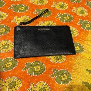 MICHAEL KORS XL JetSet
Clutch/Wristlet